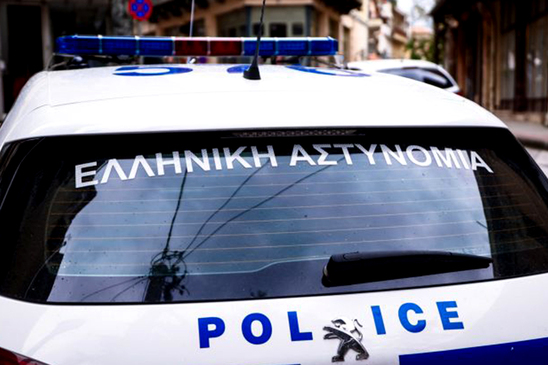 Image: Σοκ στο Ηράκλειο: 20χρονος βγήκε στην ταράτσα και απειλούσε να αυτοκτονήσει - Τον έσωσαν οι αστυνομικοί