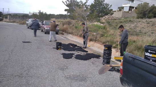 Image: Άγιος Ιωάννης: Έκλεισαν μόνοι τους... τις λακκούβες στον δρόμο! - Φωτογραφίες