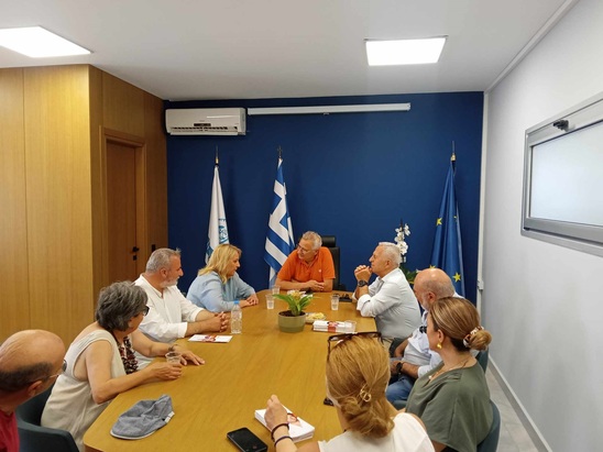 Image: Στο Δημαρχείο Ιεράπετρας η Ρ. Δούρου και ο Β. Αποστολάκης