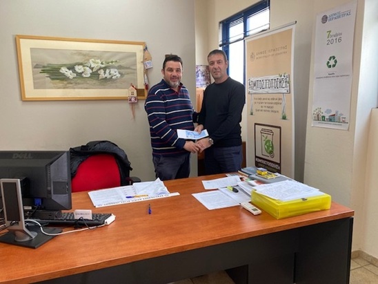Image: Δωροεπιταγές από τη RECYCOM στον Δήμο Ιεράπετρας για την ανακύκλωση ειδών ένδυσης και υπόδησης