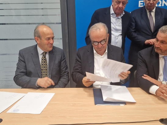 Image: Φάκελο με τα αιτήματα της Ιεράπετρας παρέδωσε ο Δήμαρχος Ιεράπετρας στους Υπουργούς