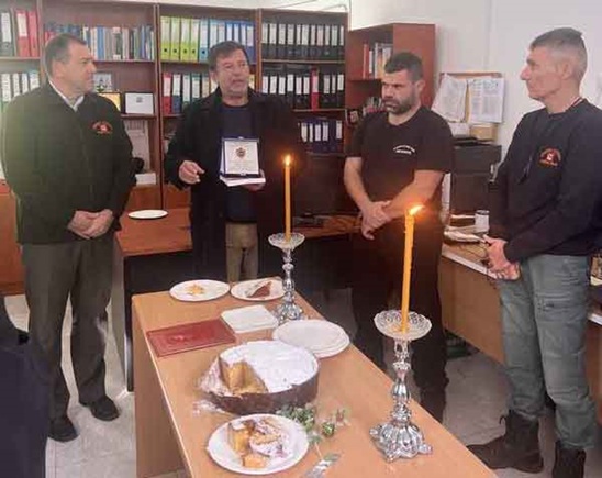 Image: Έκοψαν την πίτα τους οι δημοτικοί αστυνομικοί της Ιεράπετρας