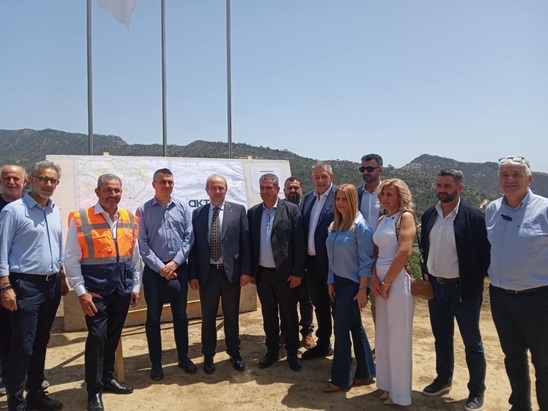 Image: Αυτοψία στην περιοχή που θα κατασκευαστεί το φράγμα του Μύρτου από τον Δήμαρχο Ιεράπετρας και τον Υπουργό Υποδομών και Μεταφορών Χ. Δήμα