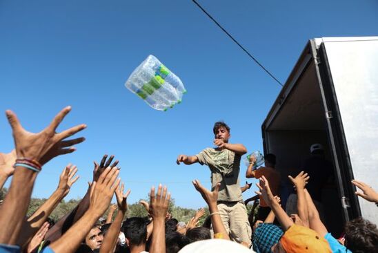 Image: Εκρηκτική η κατάσταση στη Λέσβο: Στους δρόμους πρόσφυγες και κάτοικοι – Έφτασαν ΜΑΤ στο νησί