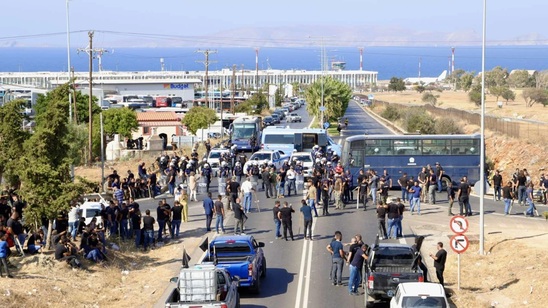 Image: Αγρότες και κτηνοτρόφοι Κρήτης: Επ’ αόριστον αποκλεισμός του αεροδρομίου Ηρακλείου από τη Δευτέρα 8 Δεκεμβρίου