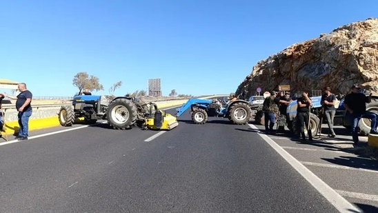 Image:   ΒΟΑΚ: Έκλεισε ξανά ο δρόμος από τους αγρότες – Αφήνουν μόνο νταλίκες και ασθενοφόρα