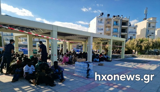 Image: Ιεράπετρα: 112 μετανάστες στην παραλιακή πλατεία – Ασφυκτική η κατάσταση με 419 ανθρώπους στην πόλη!