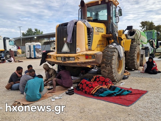 Image: ΑΓΡΕΞ Ιεράπετρας: 800 ψυχές σε άθλιες συνθήκες – Παιδιά, βρέφη και οικογένειες κάτω από φορτηγά