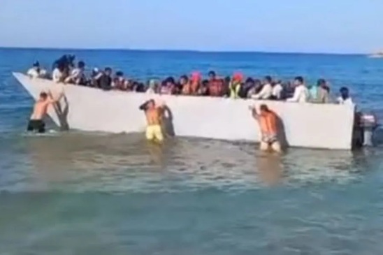 Image: Γαύδος: Η βάρκα κόλλησε στην άμμο – Η εκδοχή του λουόμενου
