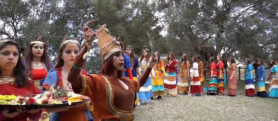 Image: «Χορός στο Ιερό Άλσος» του Αζοριά για να στεφανώσουν τους αθλητές του αγώνα Coast To Coast Race