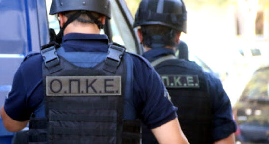 Image: Κρήτη: Πάνοπλοι αστυνομικοί με κουκούλες εισβάλλουν σε ταβέρνα και κάνουν συλλήψεις Πηγή: www.rosa.gr