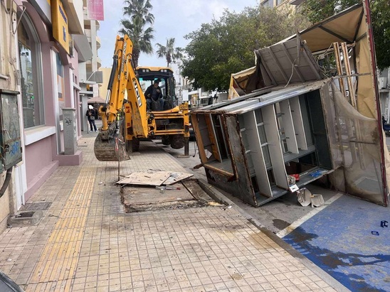 Image: Απομακρύνθηκε το παλιό περίπτερο έξω από το Ταχυδρομείο