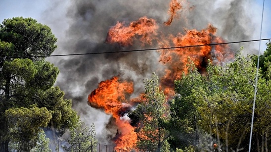 Image: Φωτιά - Σαρωνίδα: Στάχτη πάνω από 30.000 στρέμματα λέει ο δήμαρχος Λαυρεωτικής