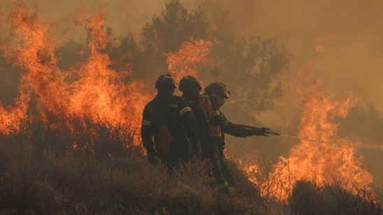 Image: Καλύτερη η εικόνα από τη φωτιά στη Σητεία – Έχει οροθετηθεί σε βουνοκορφή