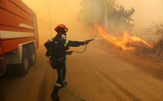 Image: Παναγιώτης Αρχαύλης στον Ηχώ 99.8: Τρεις τραυματίες πυροσβέστες, δύο κατεστραμμένα οχήματα και ακραίες συνθήκες στα πύρινα μέτωπα