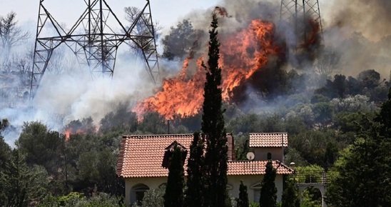 Image: Μεγάλες φωτιές σε Αττική, Λουτράκι και Βοιωτία: Εκκενώνονται οικισμοί