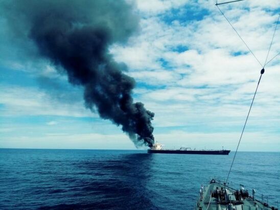 Image: Supertanker τυλίγεται στις φλόγες ανοιχτά της Σρι Λάνκα - 5 Έλληνες στο πλήρωμα