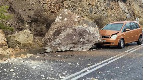 Image: Λέκκας: «Ένας βράχος μπορεί να πέσει ακόμη κι όταν δεν βρέχει» – Άμεσες παρεμβάσεις στον δρόμο Ιεράπετρας–Σητείας