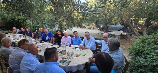 Image: Ο Γ. Πλακιωτάκης στα Φέρμα, με τοπικούς παράγοντες τη Τοπικής Αυτοδιοίκησης, των παραγωγών, του τουρισμού και κατοίκους της περιοχής