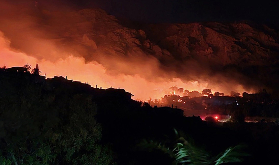 Image: Δύσκολη νύχτα στη Χίο: Κοντά σε σπίτια οι φλόγες, ενισχύσεις με δασοκομάντος από Αθήνα και Θεσσαλονίκη
