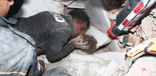 Image: Σεισμός - Σμύρνη: Νέο θαύμα στα συντρίμμια - Η 4χρονη Αΐντα βγαίνει ζωντανή 91 ώρες μετά