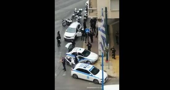 Image: Σύγκρουση Ι.Χ. με μηχανή της ΔΙΑΣ - Τραυματίας από πυρά αστυνομικού στην Αθήνα