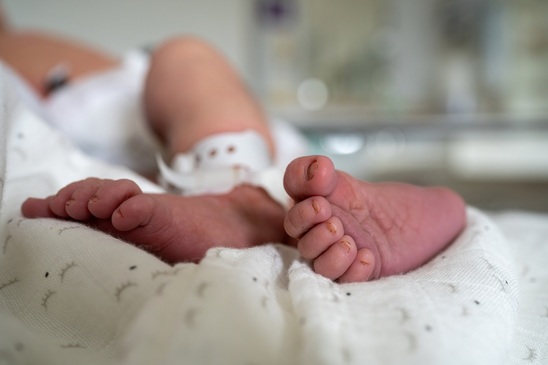 Image: Βρέφος ενός έτους έπεσε από μπαλκόνι στα Χανιά - Νοσηλεύεται διασωληνωμένο στη ΜΕΘ