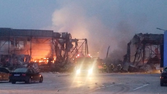 Image: Μεγάλη φωτιά στο εργοστάσιο της Βιολάντα στα Τρίκαλα: Αγνοούνται πέντε εργαζόμενοι, άλλοι 6 μεταφέρθηκαν στο νοσοκομείο