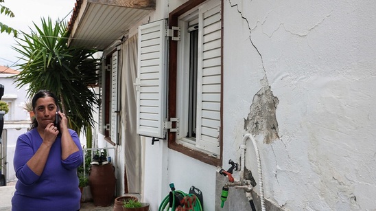 Image: Βούτες: Εκκενώνονται τουλάχιστον τέσσερα σπίτια μετά τις ρηγματώσεις - Η περιοχή θα κηρυχθεί σε κατάσταση έκτακτης ανάγκης, λέει ο Λέκκας