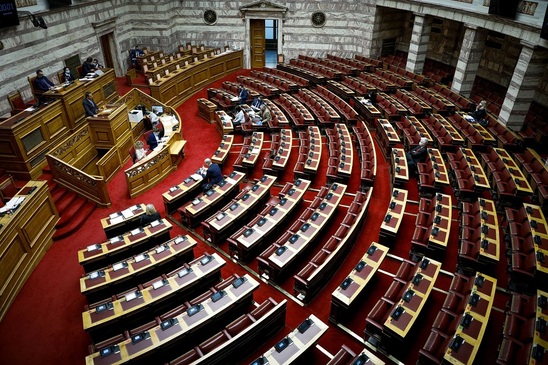 Image: Βουλή: Υπερψήφισαν όλοι οι βουλευτές ΝΔ πλην Σαμαρά την τροπολογία για το μεταναστευτικό
