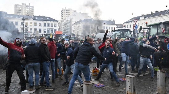 Image: Οι αγρότες «πολιορκούν» με χίλια τρακτέρ τη Σύνοδο Κορυφής στις Βρυξέλλες - Δείτε live εικόνα