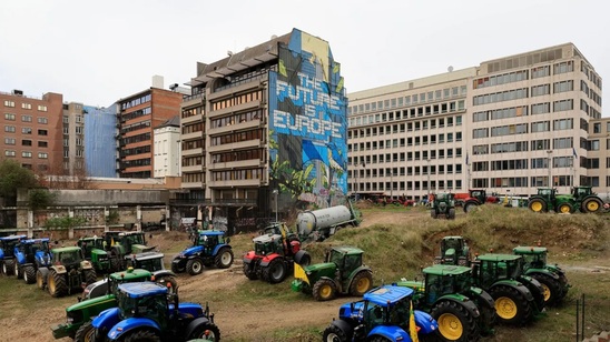 Image: Μπλόκο των τρακτέρ στους δρόμους των Βρυξελλών - Πάνω από 10.000 αγρότες θα κατακλύσουν την πόλη