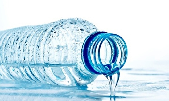 Image: Έρευνα: Το εμφιαλωμένο νερό περιέχει χιλιάδες μικροσκοπικά κομμάτια πλαστικού