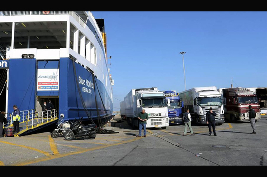 Image: Απειλούνται με πρόστιμα όσα φορτηγά δεν φτάνουν 2 ώρες πριν στο λιμάνι