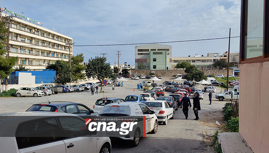 Image: Αγιος Νικόλαος | Ξεκίνησαν τα rapid test drive through στο πάρκινγκ του νοσοκομείου