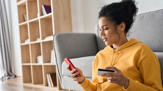Image: Cyber Monday: Οι εκπτώσεις συνεχίζονται σήμερα σε ηλεκτρονικά καταστήματα - Τι πρέπει να προσέξουν οι καταναλωτές