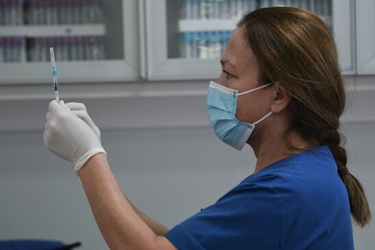 Image: Με τους ίδιους όρους προχωρά στην Ελλάδα ο εμβολιασμός με AstraZeneca, το Σάββατο ανοίγει η πλατφόρμα για 30-34