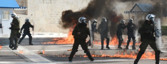 Image: Επεισόδια, μολότοφ, χημικά και προσαγωγές στις πορείες σε Αθήνα και Θεσσαλονίκη 