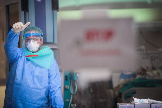 Image: Στον «πόλεμο» κατά του κορωνοϊού από σήμερα 206 ιδιώτες γιατροί, παρουσιάζονται στα νοσοκομεία