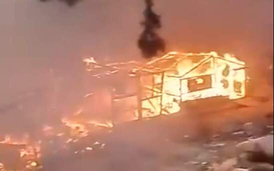 Image: Μεγάλη φωτιά στην προσφυγική δομή στο Βαθύ Σάμου 