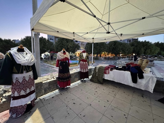 Image: ΚΥΡΒΕΙΑ 2025 | Παραδοσιακοί χοροί, κεράσματα και μουσική έκλεισαν τις φετινές εκδηλώσεις με τη συμμετοχή συλλόγων και τη στήριξη του Δήμου