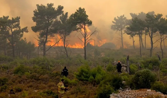 Image: Συνεχίζεται για 3η μέρα η μάχη με τις φλόγες στη Χίο – Νέο μήνυμα του 112