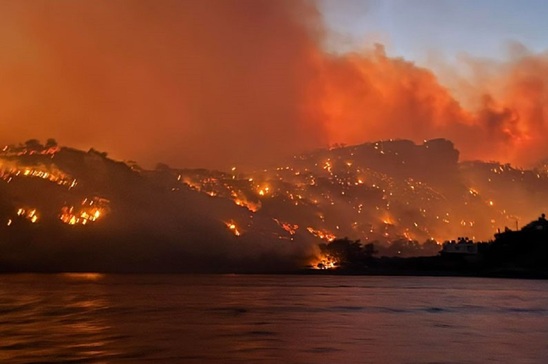 Image: Eνημέρωση από την Πυροσβεστική για τη φωτιά στην Ιεράπετρα: Πολλές διάσπαρτες εστίες, έρχονται πυροσβέστες από την Αττική