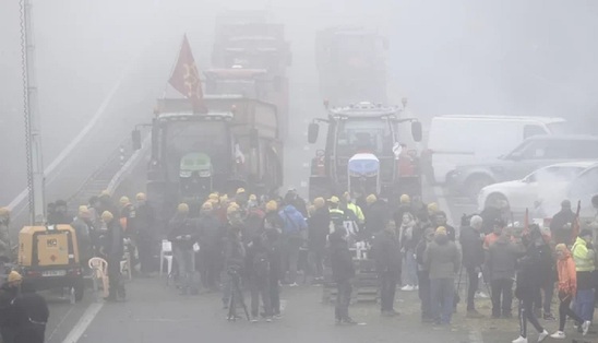 Image: Τα τρακτέρ εισβάλουν στο Παρίσι -“Παραλύει” η χώρα λόγω των αγροτικών κινητοποιήσεων