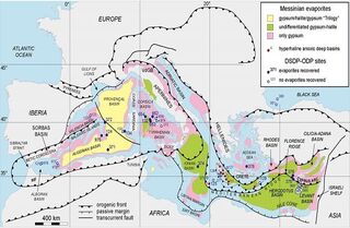 hxonews Εικόνα 10. Κατανομή των διαφόρων τύπων αλάτων (εβαποριτών) όταν αποξηράνθηκε τελείως η Μεσόγειος. Τοποθεσίες γεωτρήσεων που έγιναν από ωκεανογραφικά σκάφη κατά την διάρκεια των ερευνητικών προγραμμάτων DSDP-ODP. Επίσης εμφανείς είναι και οι τοποθεσίες των ανοξικών παλαιολιμνών που βρίσκονται στις κορυφές της Μεσογειακής Ράχης οι οποίες δημιούργησαν το βιογενές φυσικό αέριο.