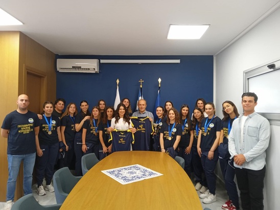 Image: Επίσκεψη αθλητριών της ομάδας Βόλεϊ «Γ.Ε.Ι.» στον Δήμαρχο Ιεράπετρας