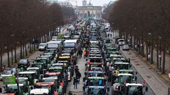 Image: Γερμανία: Χιλιάδες αγρότες με τα τρακτέρ τους στους δρόμους ενάντια στην περικοπή της επιδότησης αγροτικού πετρελαίου