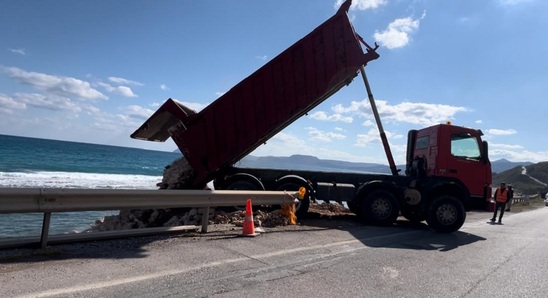 Image: Σητεία: Ξεκίνησαν οι εργασίες για κυματοθραύστες στην παραλία
