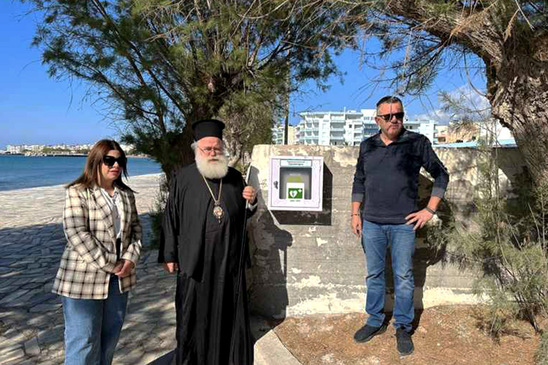 Image: Παραδόθηκε και τοποθετήθηκε στο παραλιακό Γυμναστήριο Ιεράπετρας απινιδωτής που πρόσφερε η Ιερά Μητρόπολη Ιεραπύτνης και Σητείας