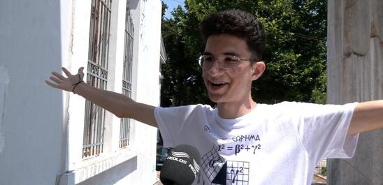 Image: Πανελλαδικές 2022 / Το προσφυγόπουλο από τη «ζούγκλα» της Μόριας που αρίστευσε